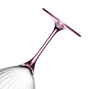 Cocktailglas POESIA rosé, teilweise gefüllt mit Flüssigkeit, Nahaufnahme