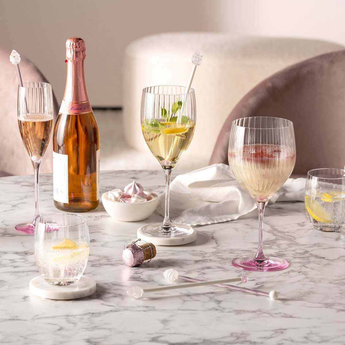 Cocktailglas POESIA rosé 6er-Set auf gedecktem Marmortisch mit Champagner und Wein