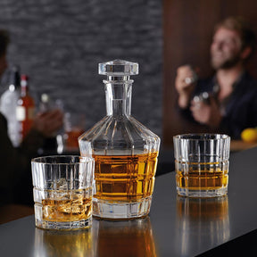 Whiskyset SPIRITII mit Karaffe und zwei Gläsern auf Theke, Personen im Hintergrund