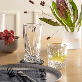 Trinkglas CAPRI auf gedecktem Tisch mit Blumenvase und Trauben