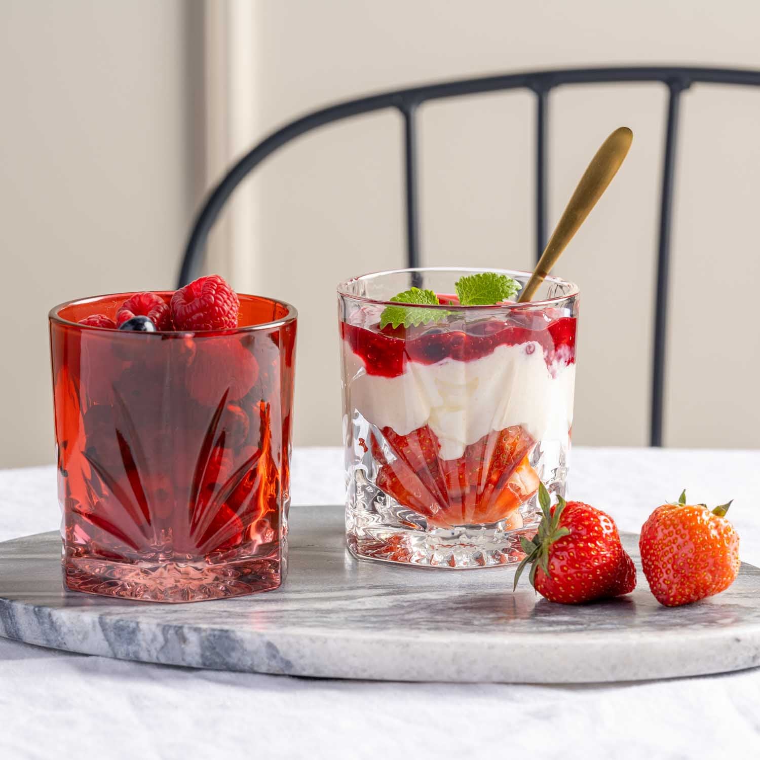 Trinkglas CAPRI mit Erdbeeren und Getränken auf Marmortablett