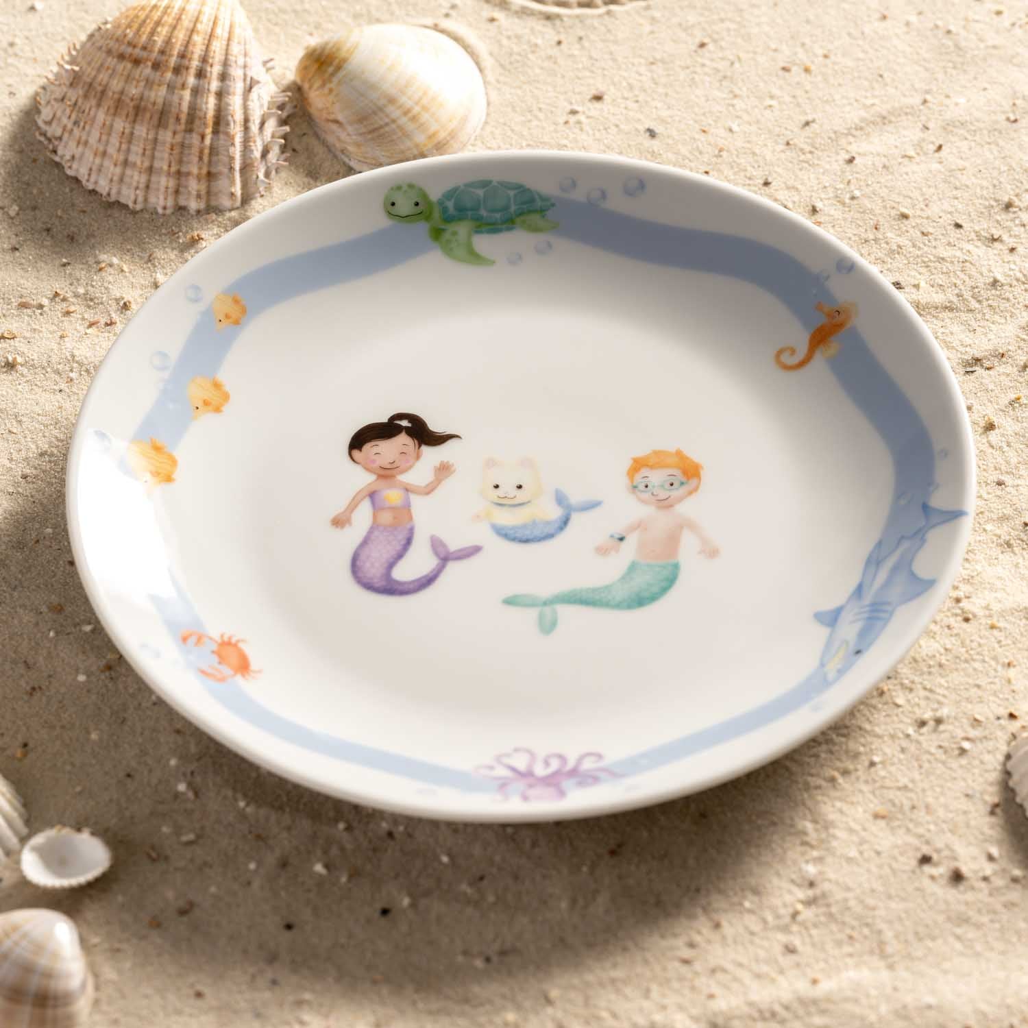 Kindergeschirr BAMBINI AVVENTURA auf Sand mit Muscheln und Meermotiven
