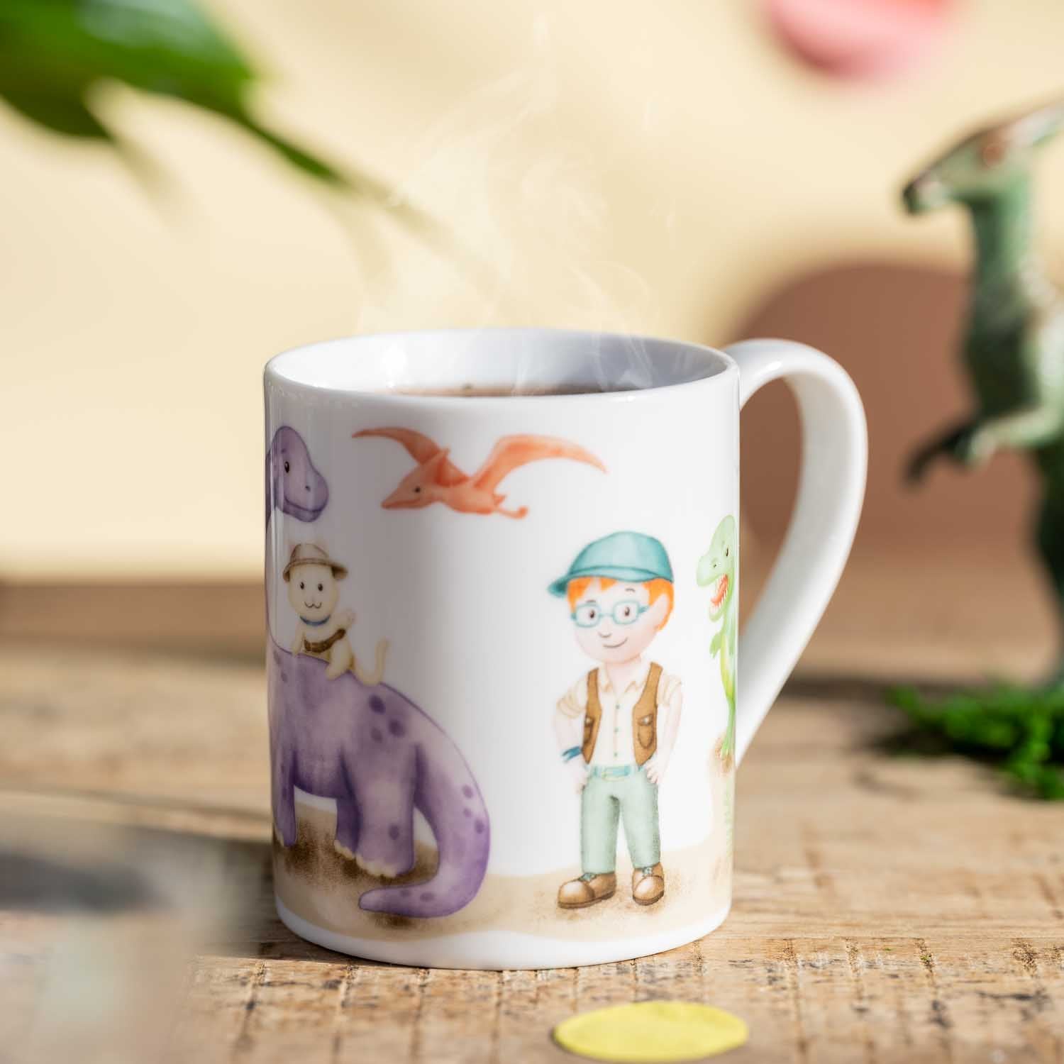 Porzellan-Kindertasse mit bunten Motiven: Dinosaurier, Junge mit Kappe, Vogel, Pflanze