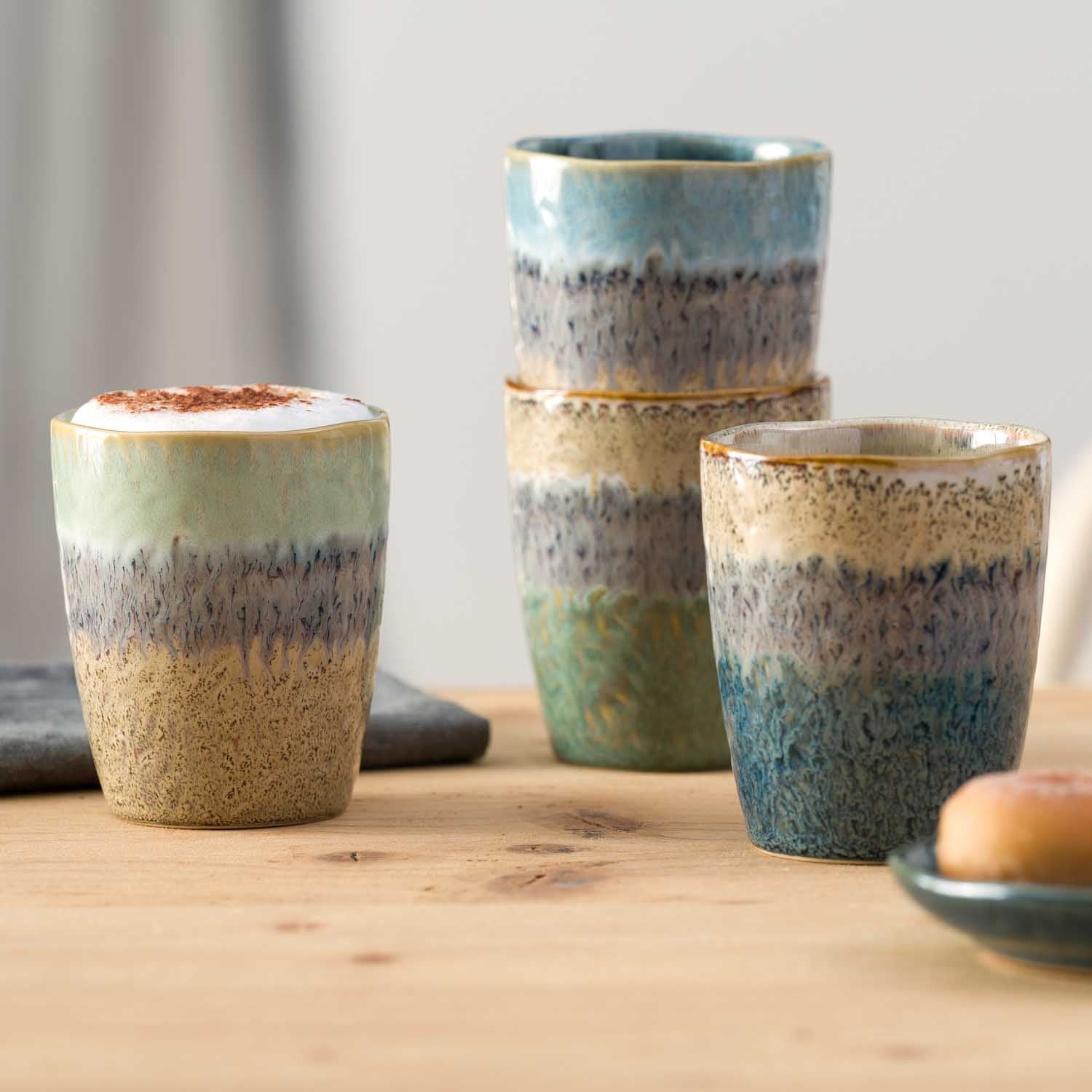 Keramikbecher MATERA auf Holztisch mit Glasvase und Schale