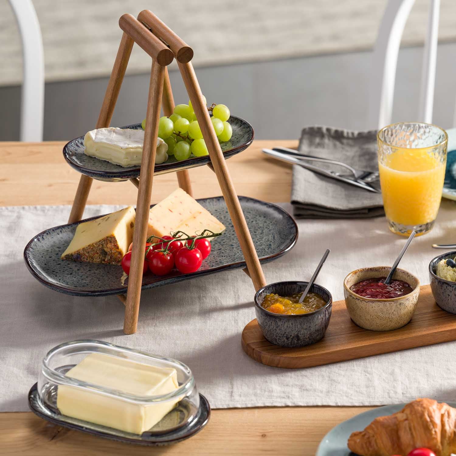 Keramikplatte MATERA anthrazit in gedecktem Frühstückstisch mit Früchten und Gebäck