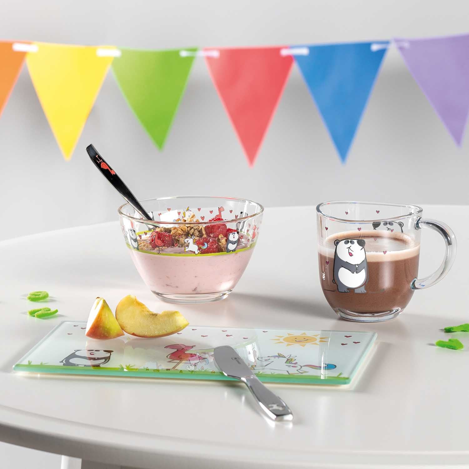 Tasse BAMBINI mit Panda-Motiv auf festlich gedecktem Tisch mit Deko