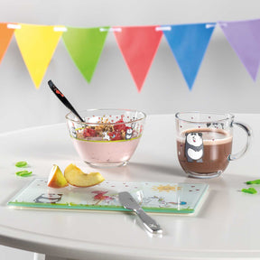 Tasse BAMBINI mit Panda-Motiv auf festlich gedecktem Tisch mit Deko
