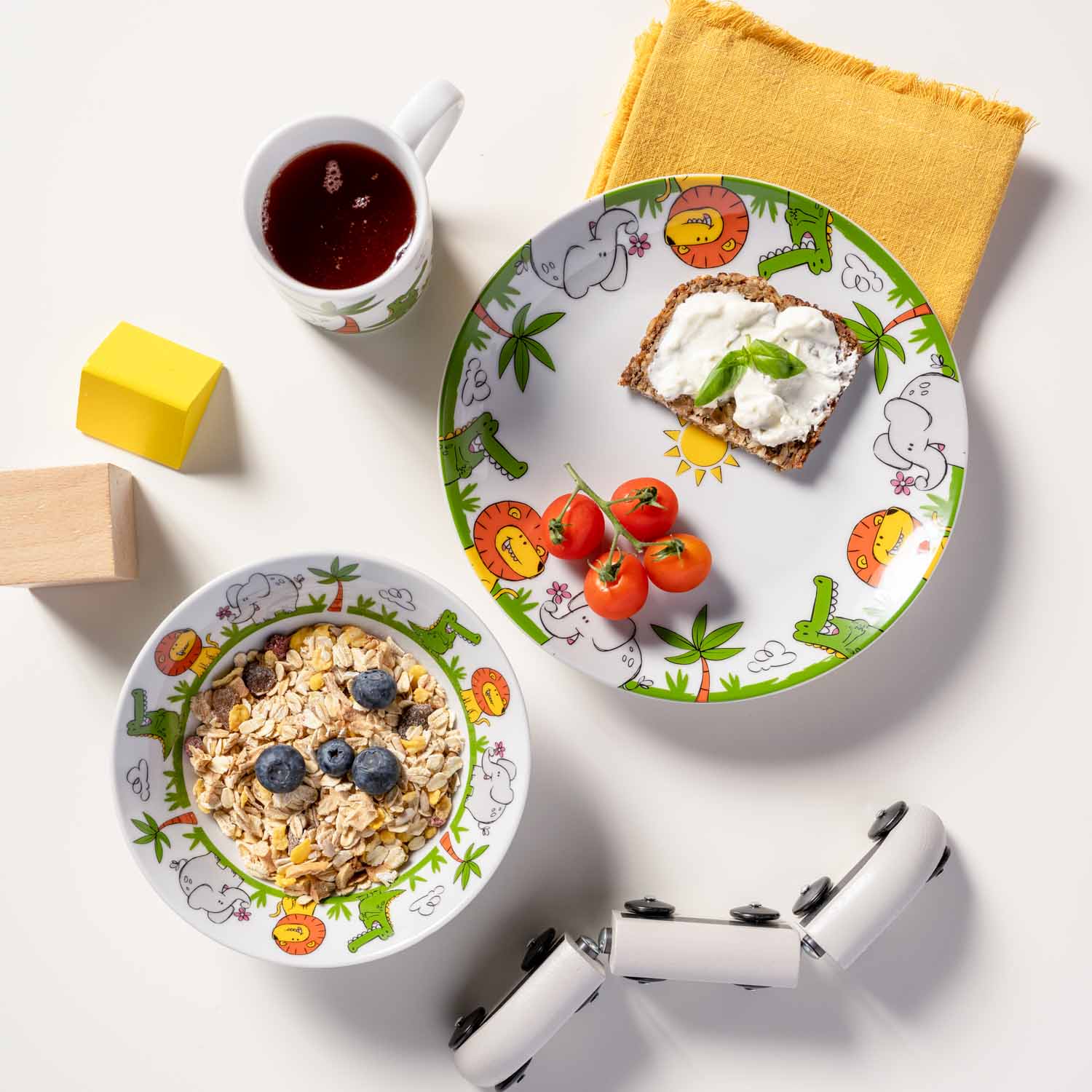 Kindergeschirr BAMBINI mit Tiermotiven, gedeckter Frühstückstisch mit Müsli und Toast