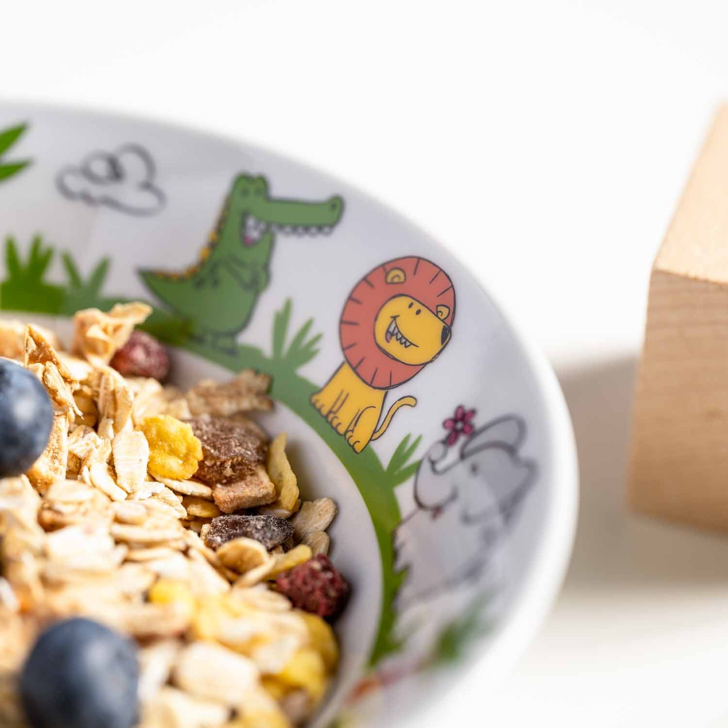 Kindergeschirr BAMBINI mit Müsli, Blaubeeren und Holzlöffel, bunte Tiermotive