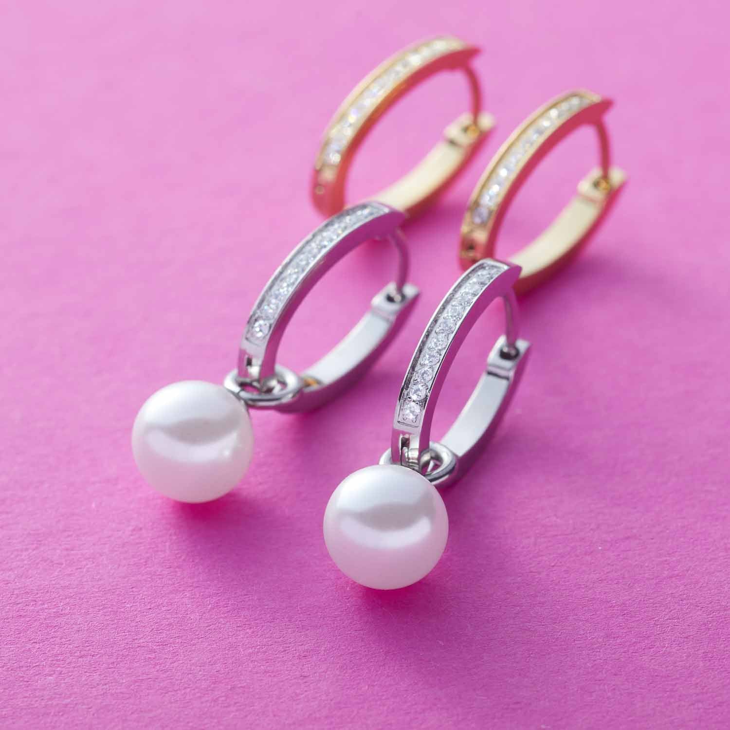 Creole RONIA silber glitz Beauty's mit Perlenanhängern auf rosa Untergrund