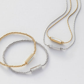 Halskette PILEA und passende Armbänder in Gold- und Silbertönen, Detailansicht