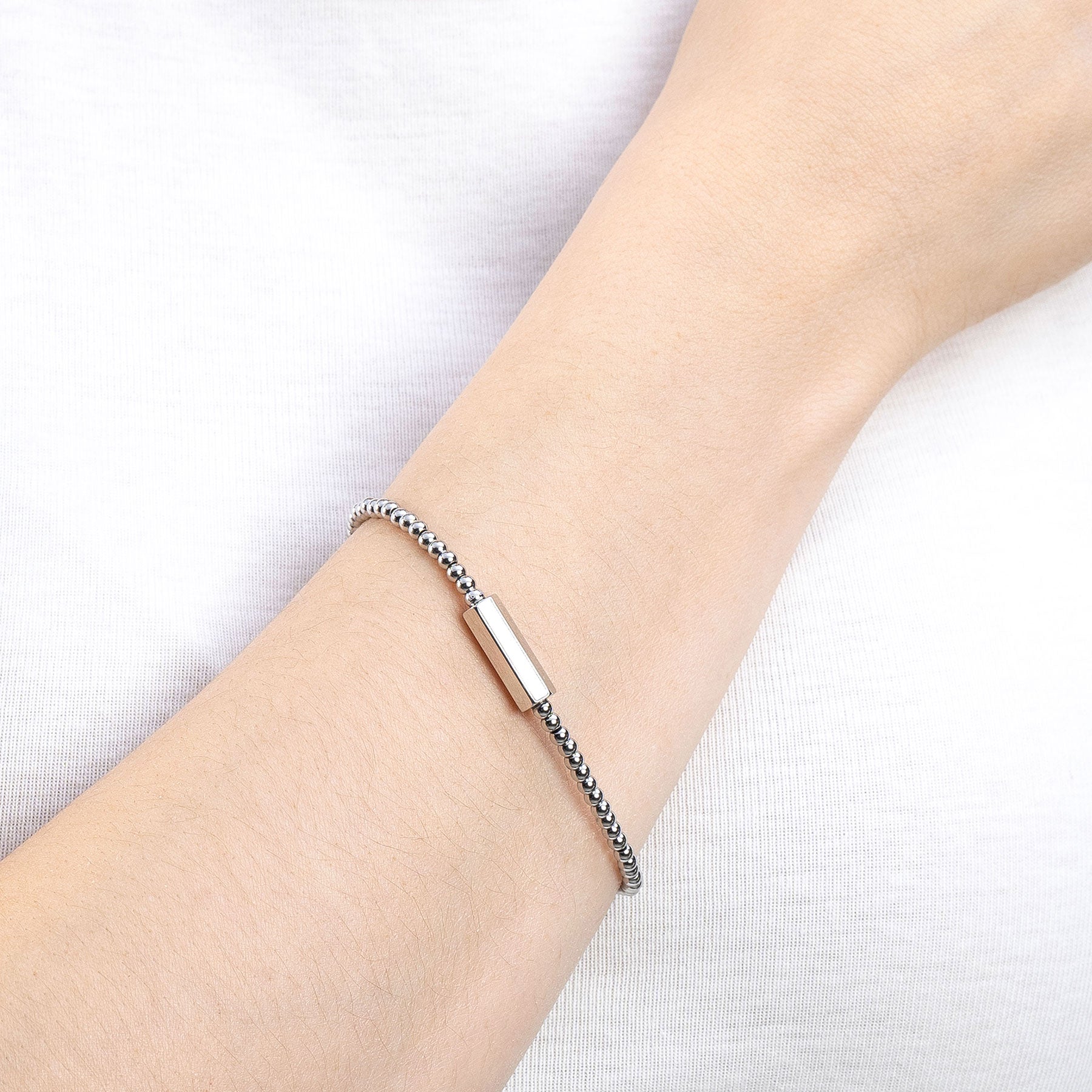 Armband PILEA mit Gravur an weiblichem Handgelenk getragen