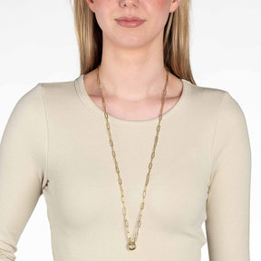 Frau traegt goldene Halskette MODA 80 cm um den Hals