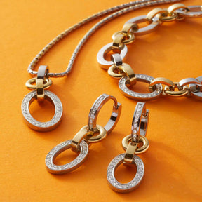 Creole LENA Schmuckset mit Kette und Ohrhängern auf orangem Hintergrund