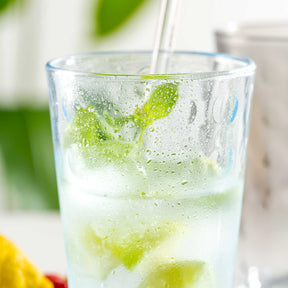 Trinkglas OPTIC mit Limettenscheiben und Mineralwasser gefuellt