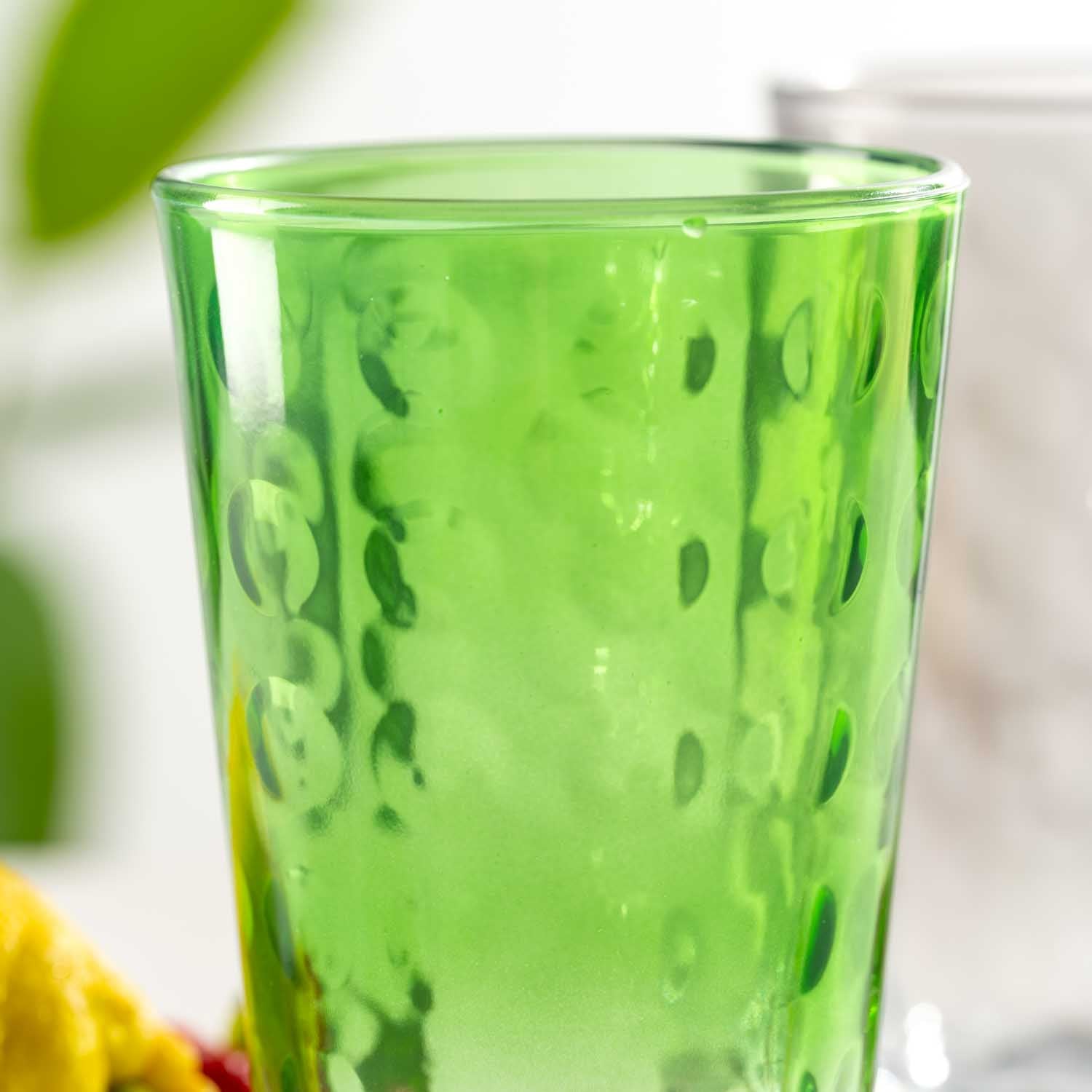 Trinkglas OPTIC 540 ml hellgrün mit Strukturmuster, gefüllt mit grünem Getränk