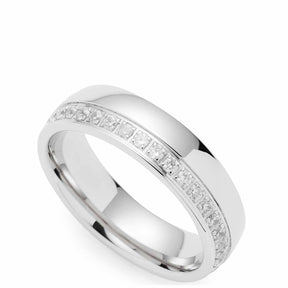 Ring BRILLANTE 20 mit Zirkoniasteinen in Silber vor weißem Hintergrund