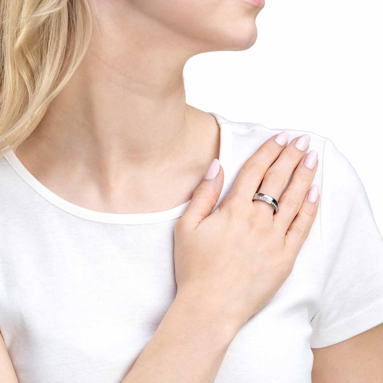 Frau trägt silbernen Ring BRILLANTE 20 an der Hand