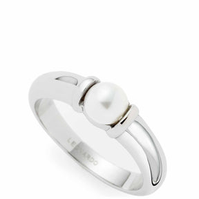Ring ALMINA 18 in Silber mit Muschelperle auf weißem Hintergrund