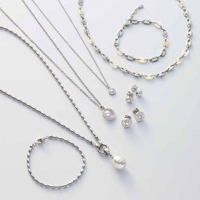 Halskette LINDI mit Perlmutt-Anhänger, Armbänder und Ohrringe aus der Serie auf weißem Hintergrund