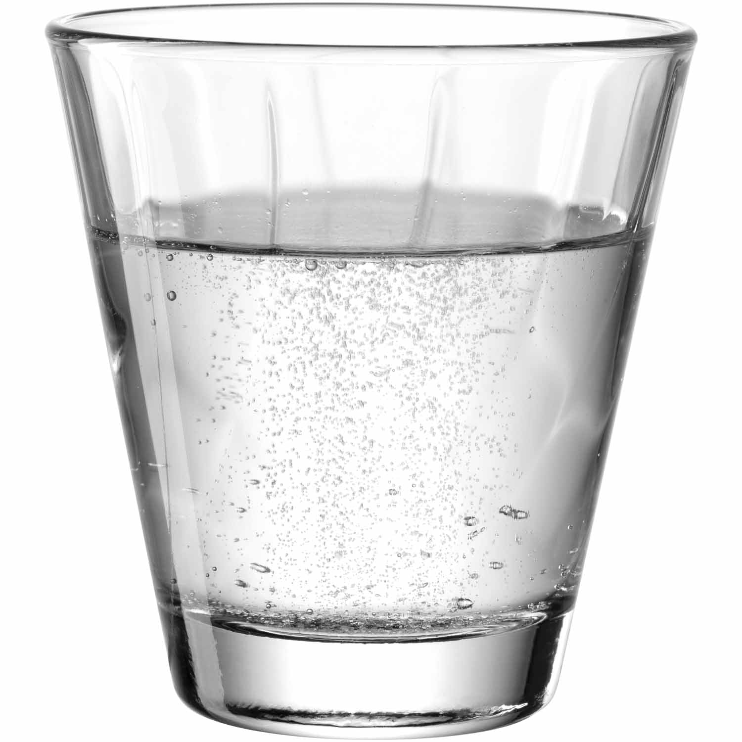 Trinkglas TWIST gefuellt mit Wasser und Eiswuerfeln vor weissem Hintergrund