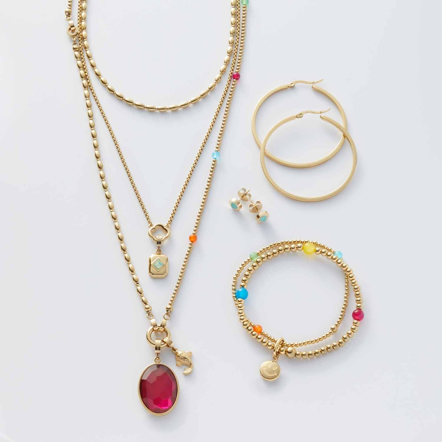 Goldene Schmuckstücke mit Glasperlen in Pastellfarben: Halsketten, Ringe, Ohrringe und Armband