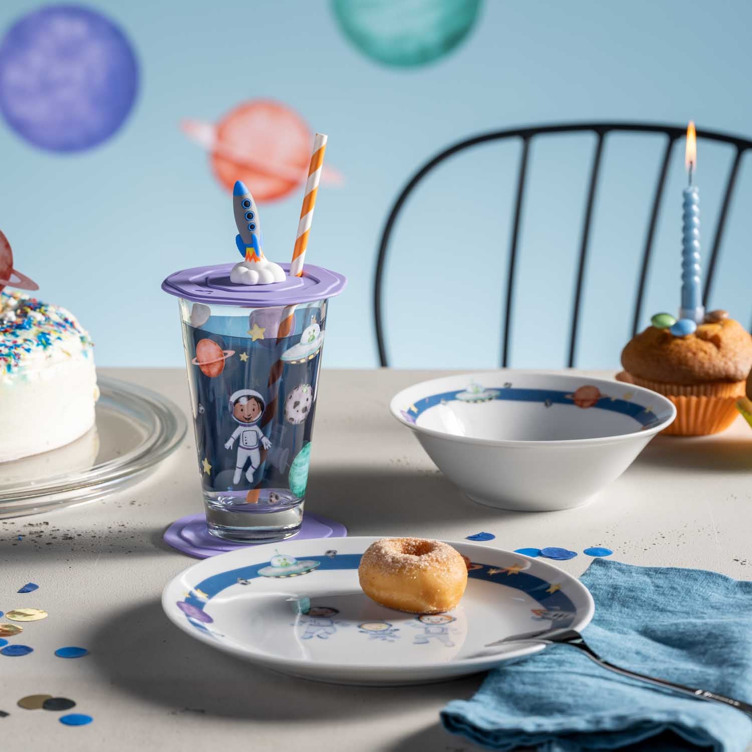 Trinkset BAMBINI AVVENTURA auf gedecktem Tisch mit Kuchen und Muffins