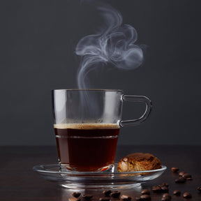 Espressotasse SENSO mit heissem Kaffee, Dampf, Keksen und Kaffeebohnen