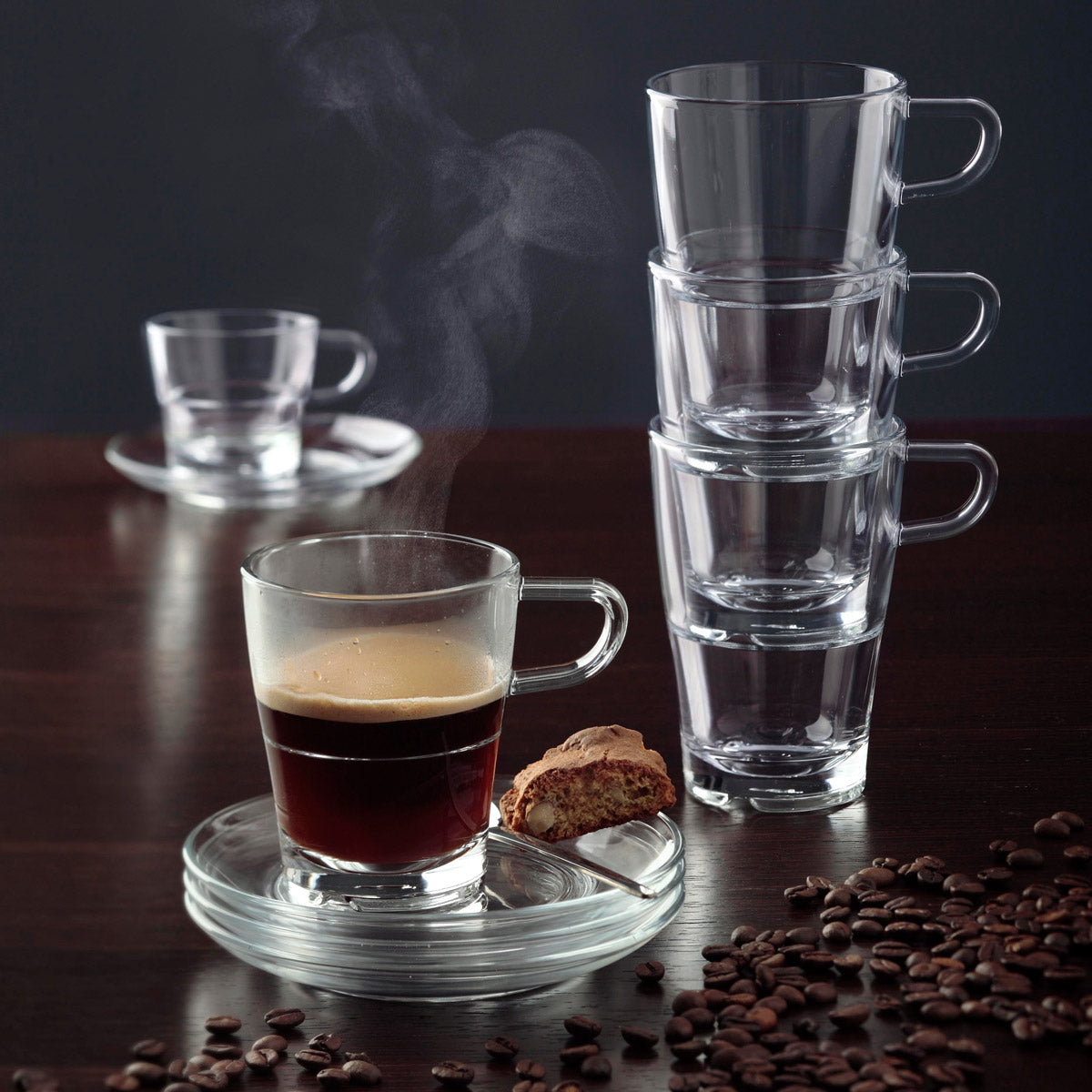 Espressotasse SENSO mit Kaffee, Keksen und Kaffeebohnen auf dunklem Tisch