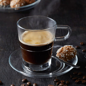 Espressotasse SENSO mit Espresso auf dunklem Untergrund, daneben Kaffeebohnen und Gebäck
