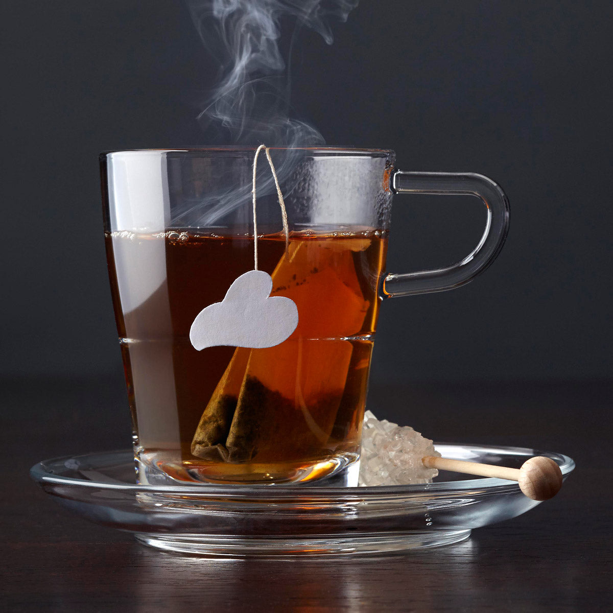 Glastasse SENSO mit heißem Tee, Teebeutel und Zucker auf Untertasse
