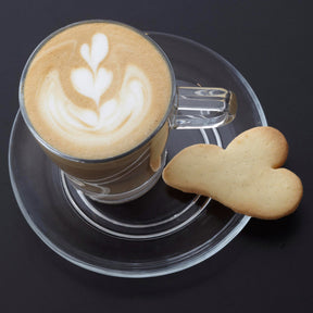 Untertasse SENSO mit Latte-Macchiato und Gebäck auf dunklem Untergrund