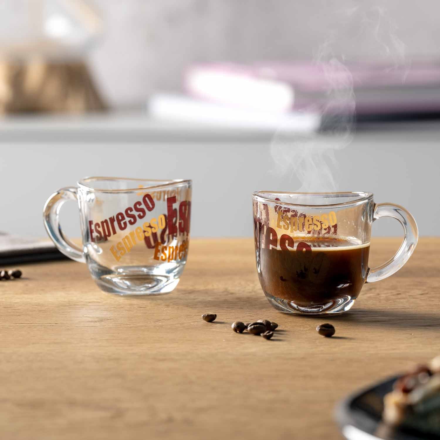 Zwei Espressotassen NAPOLI mit Kaffee gefüllt, Kaffeebohnen auf Holzfläche
