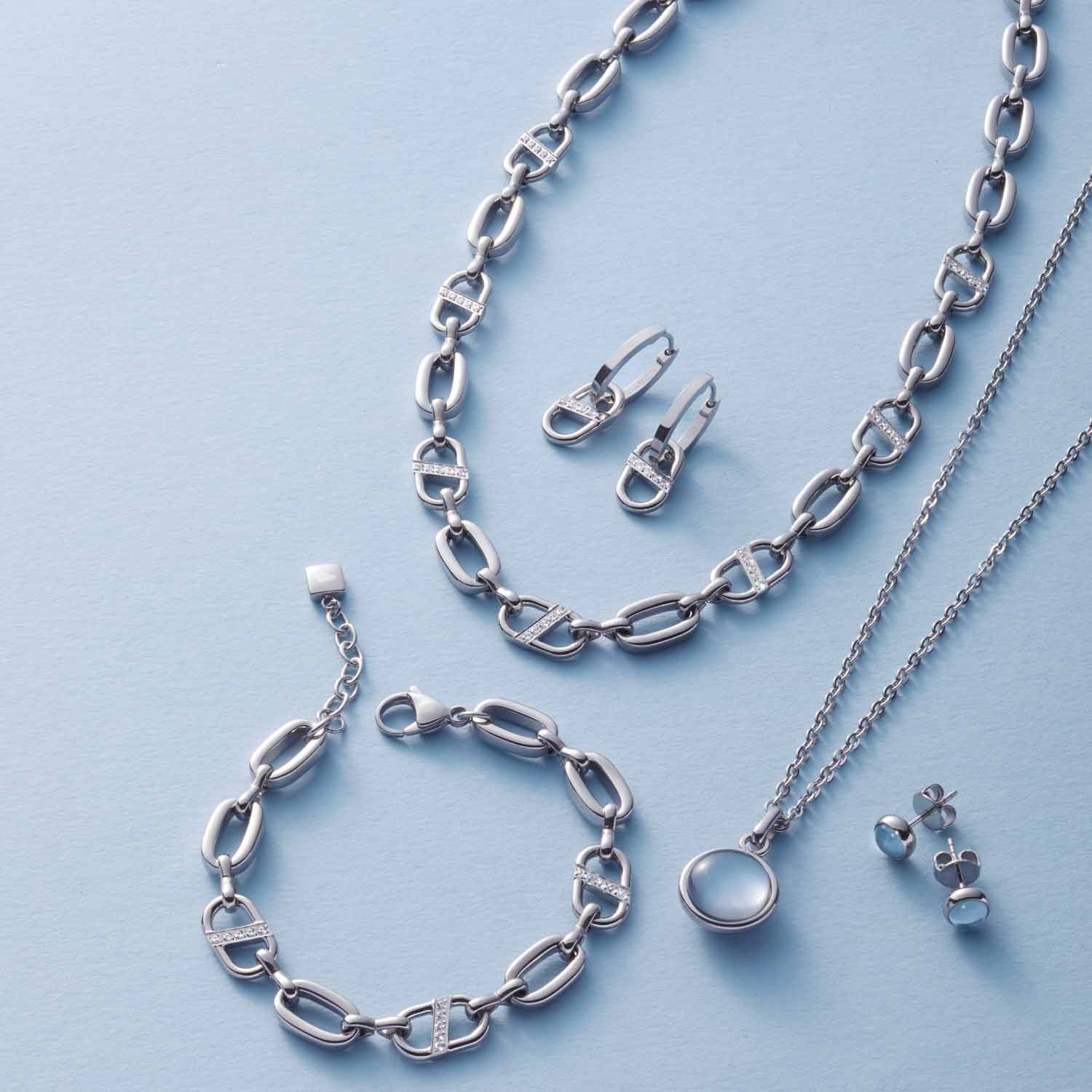 Set/2 Anhänger NAREA Beauty's silber mit Ketten und Ohrringen auf hellblauem Hintergrund