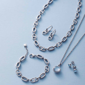 Set/2 Anhänger NAREA Beauty's silber mit Ketten und Ohrringen auf hellblauem Hintergrund