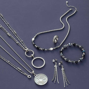 Armband CASORIA silber mit Schmuckkollektion auf violettem Hintergrund