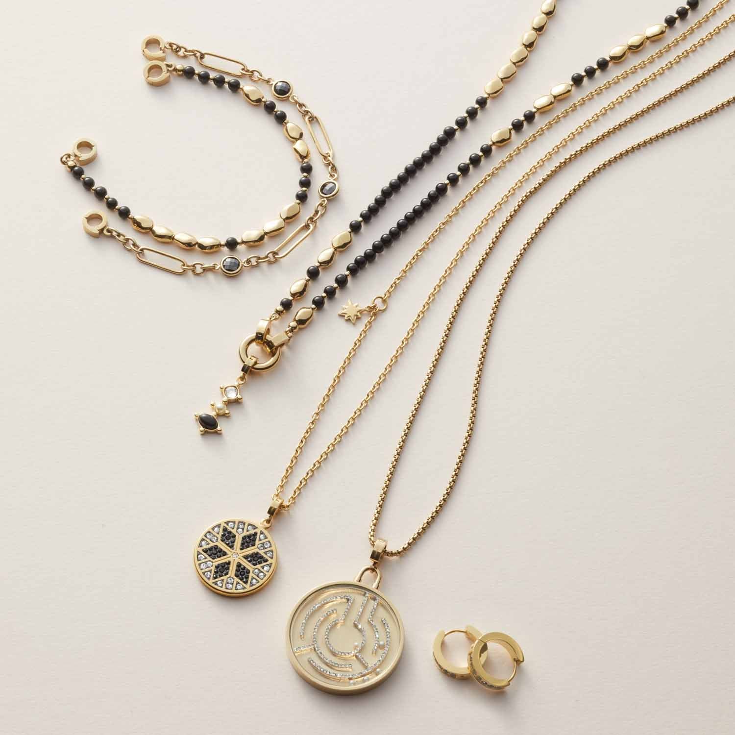 Creole INKA NERO gold, Armband, Halsketten und Ringe auf hellem Untergrund