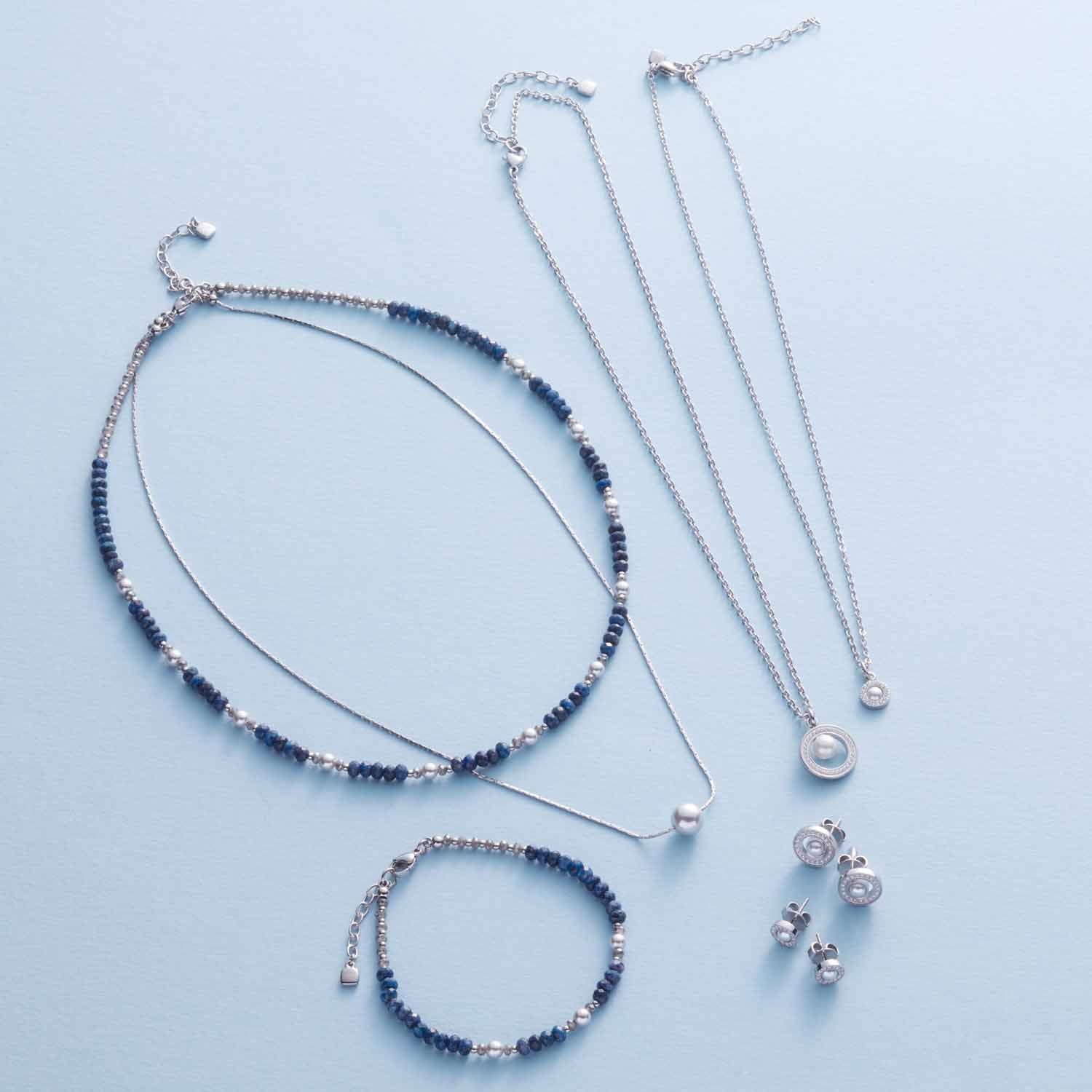 Halskette ANJANA mit Glasperlen, Armband und Kettenanhänger auf hellem Untergrund