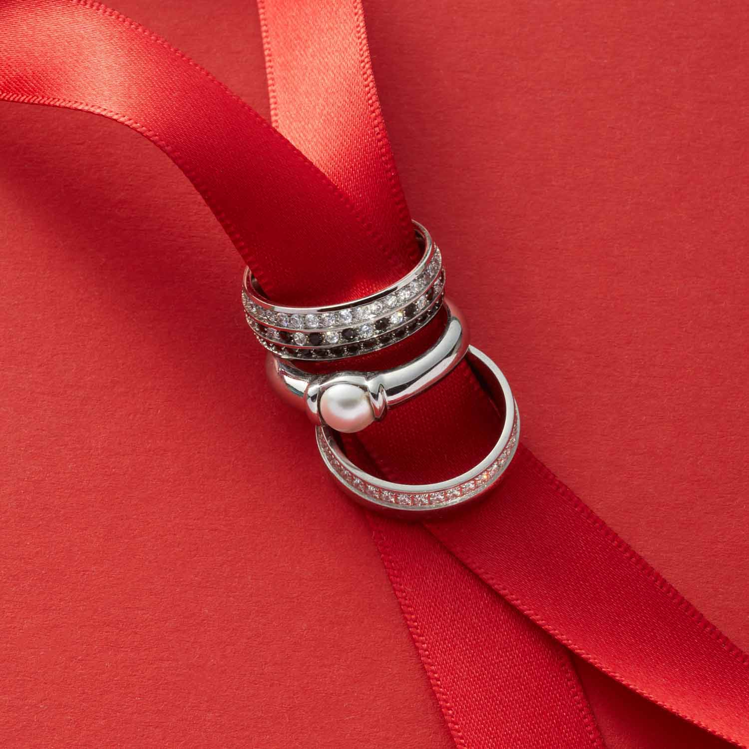 Ring ATURA 17 auf rotem Seidenband, drei stapelbare Ringe mit Perle und Strass