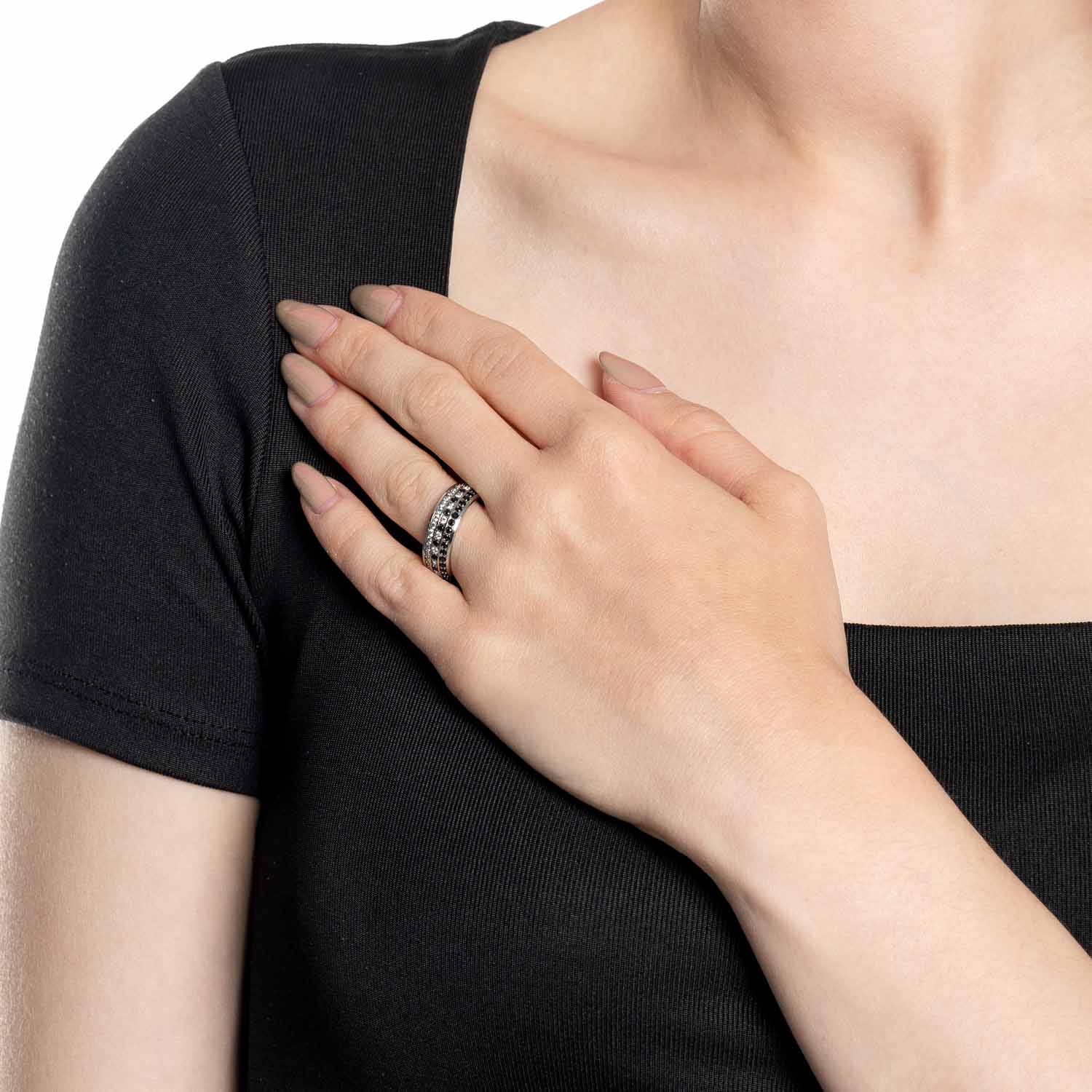 Ring ATURA 21 an einer Hand getragen, Nahaufnahme