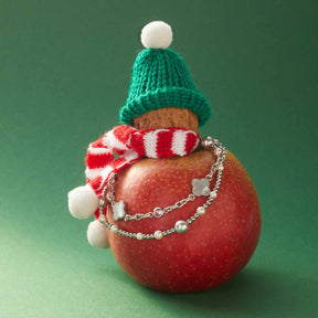 Apfel mit Weihnachtsmütze, Schal und Armband ELSANA silber