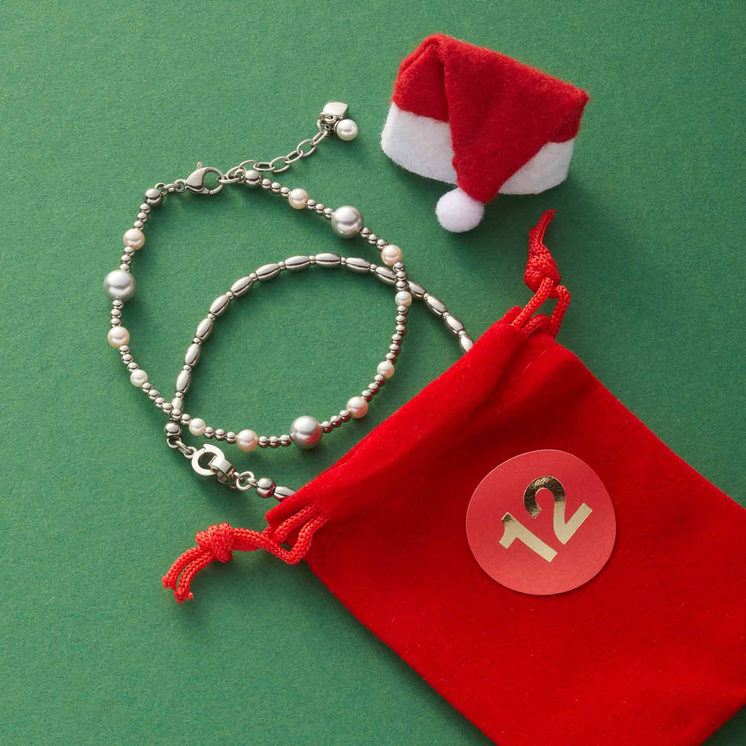 Armband ELSANA silber mit Weihnachtsdeko auf grünem Hintergrund