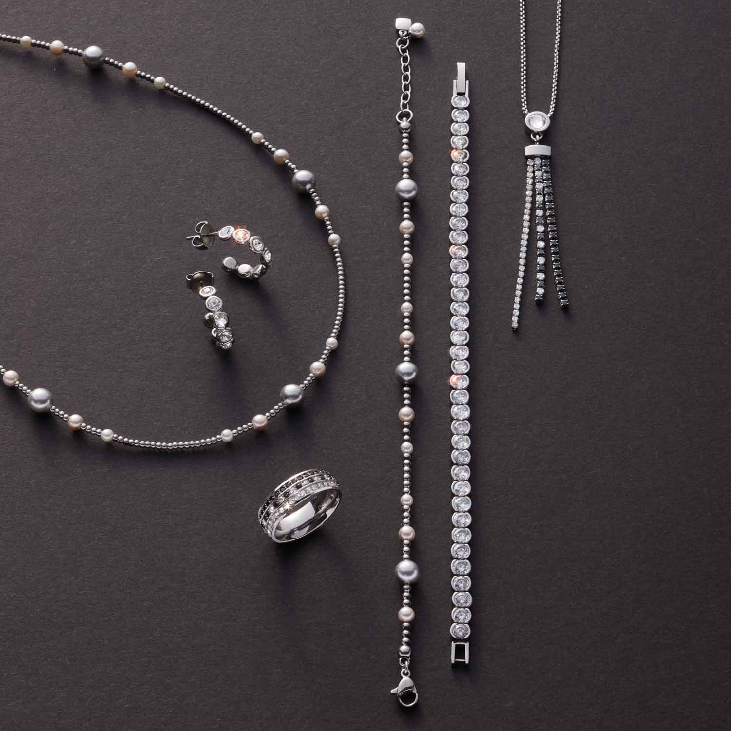 Schmuckkollektion ELSANA silber auf grauem Hintergrund, bestehend aus Armband, Halsketten, Ring und Ohrhänger