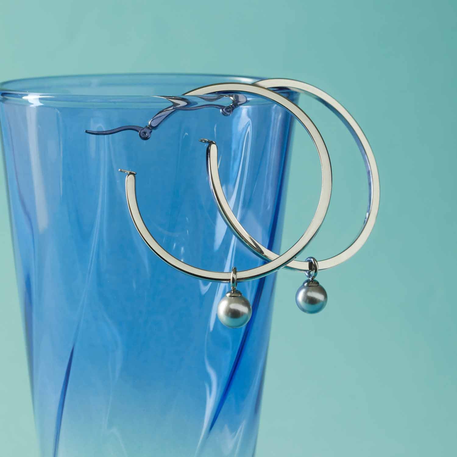 Set/2 Anhänger PERLA silber in Creolen an blauem Glas hängend