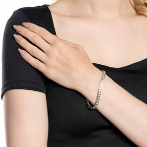 Frau traegt silbernes Armband CREMONA am Handgelenk, schwarzes Top