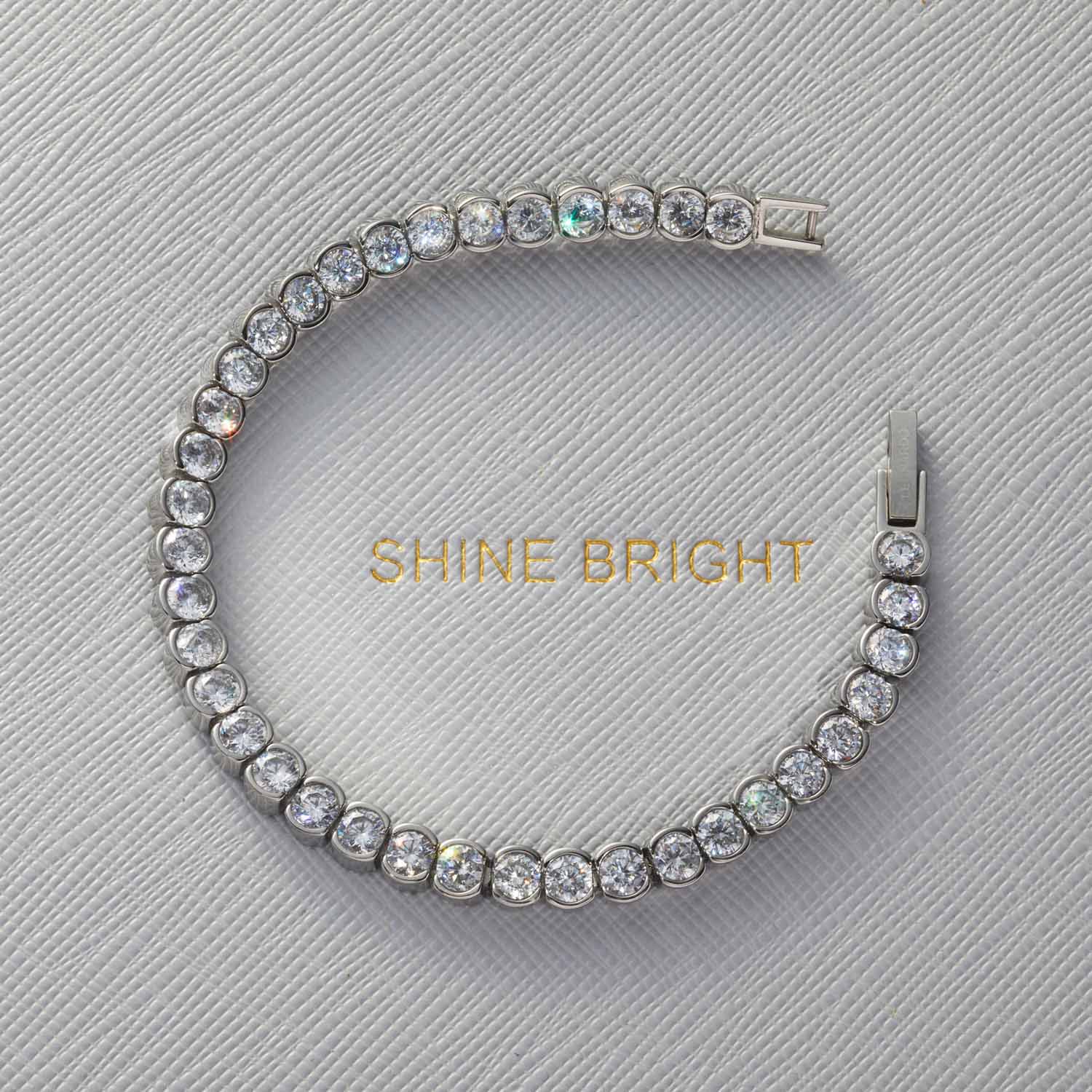 Armband CREMONA silber mit Zirkonia-Steinen auf grauem Hintergrund
