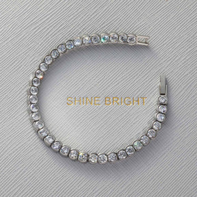 Armband CREMONA silber mit Zirkonia-Steinen auf grauem Hintergrund