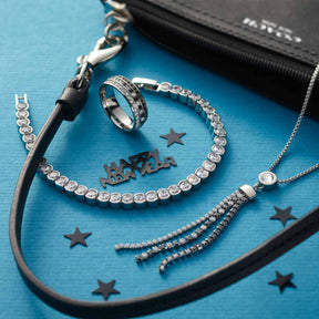 Armband CREMONA silber mit Ring, Halskette und Schmuckbox auf blauem Hintergrund