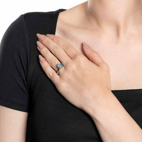 Frau trägt Ring Bea 20 grau blau an der Hand