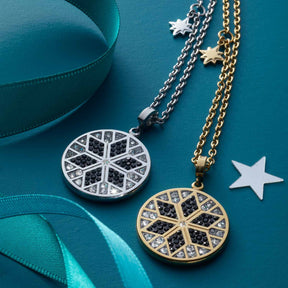 Halskette BIELLA mit rundem Kettenanhänger in Silber und Gold auf türkisblauem Hintergrund mit Schleife und Sternen